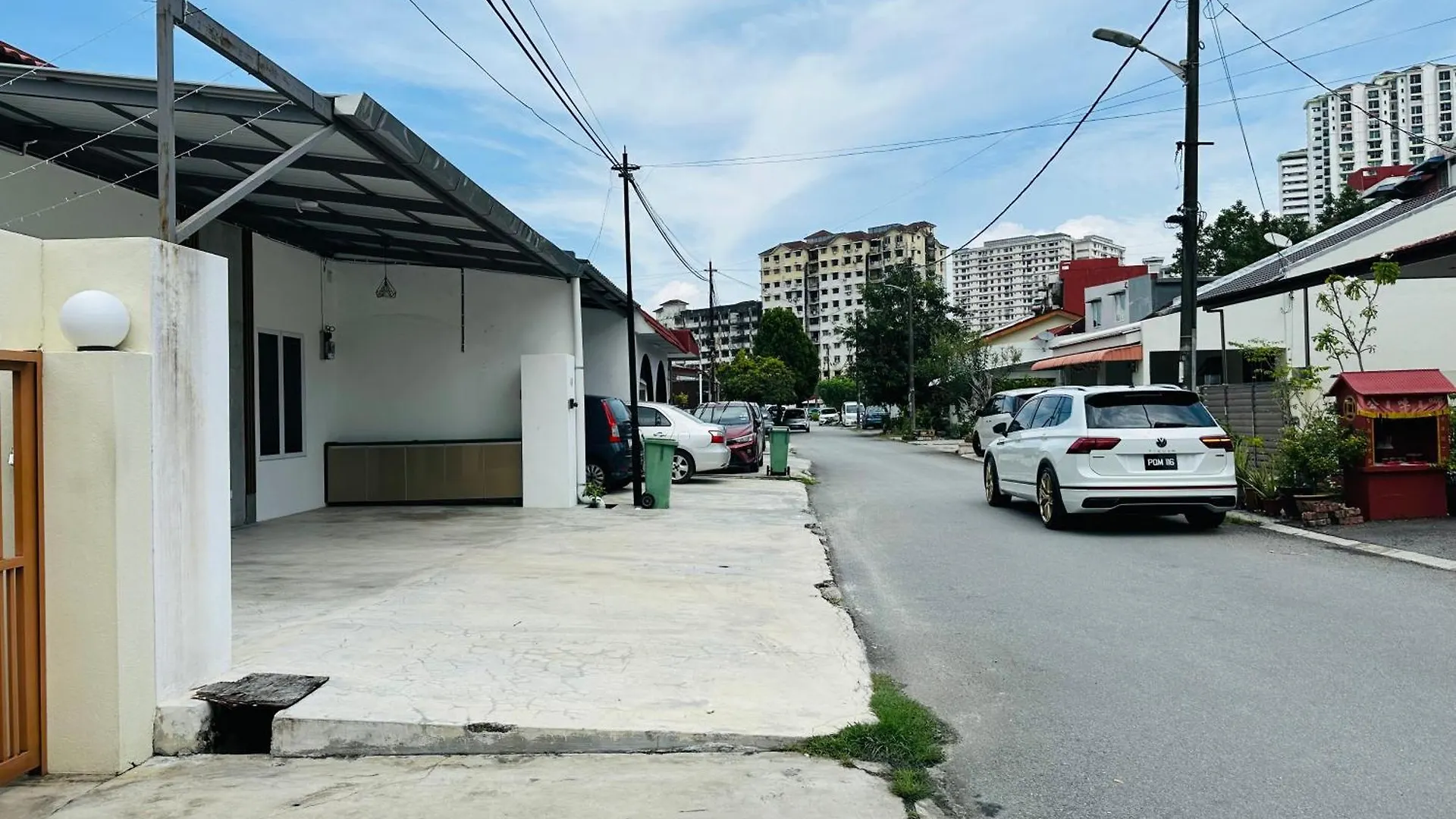 New! 10Pax Special 1,5 Storey Semi-D In Georgetown 70 Inch Smart Tv Holiday home George Town