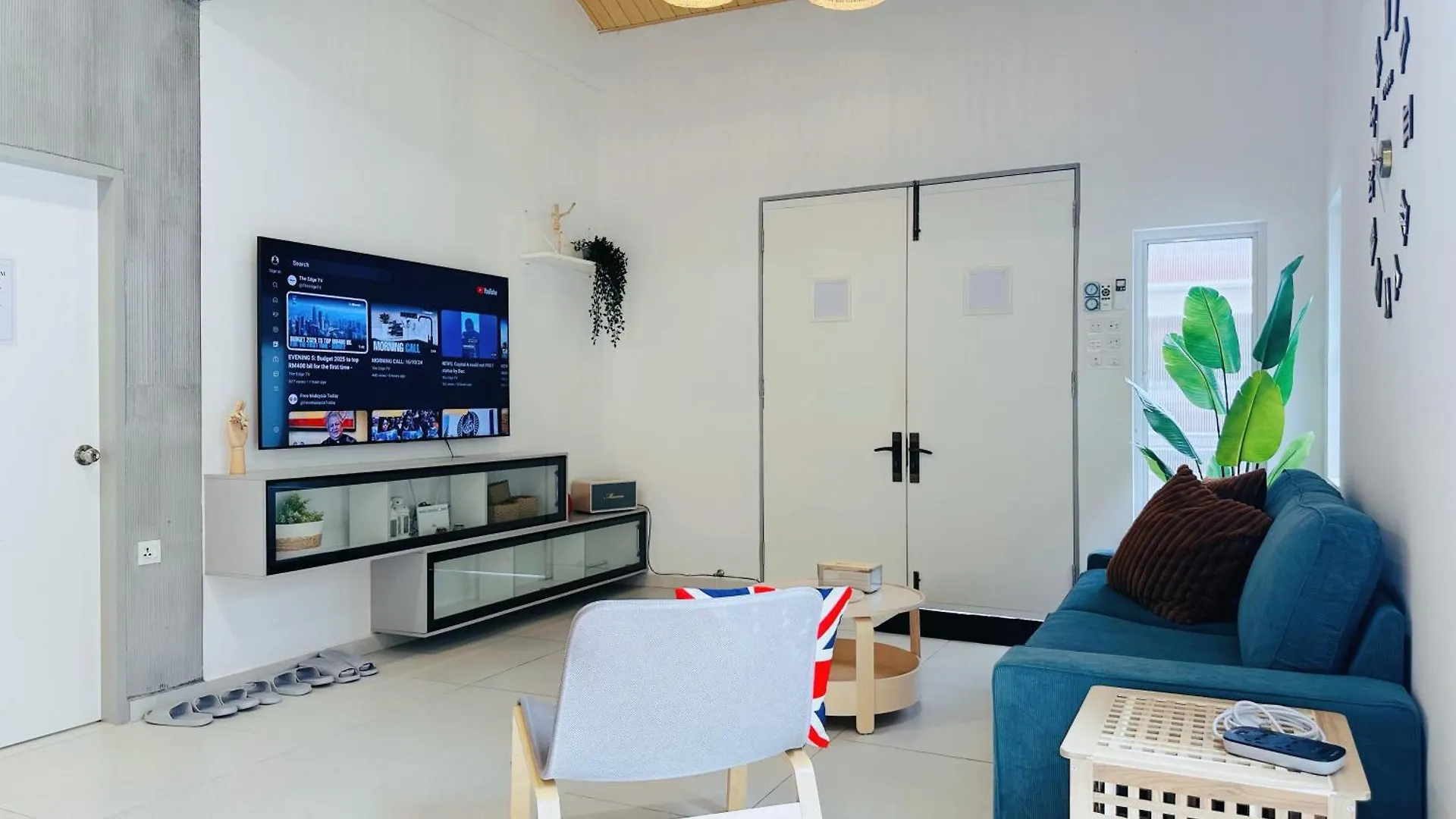 Holiday home New! 10Pax Special 1,5 Storey Semi-D In Georgetown 70 Inch Smart Tv