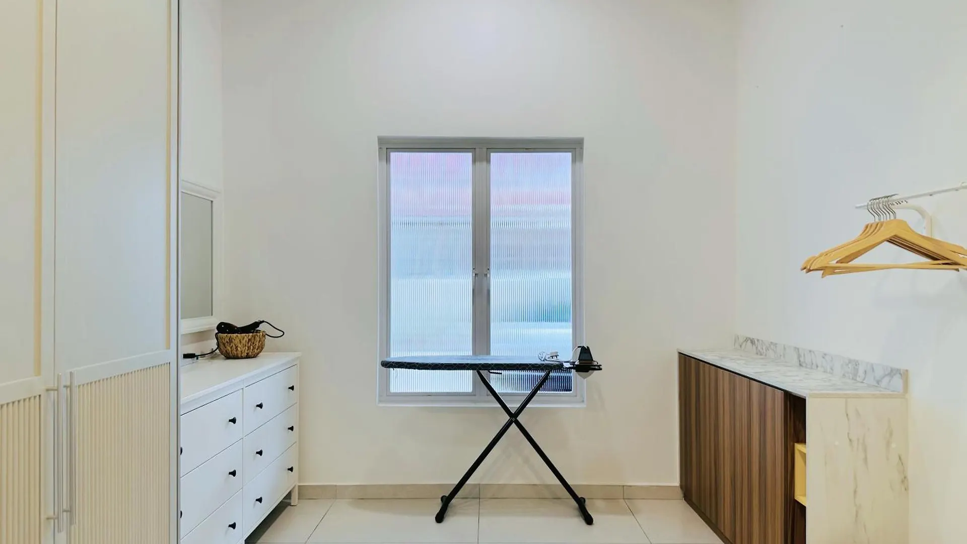 Holiday home New! 10Pax Special 1,5 Storey Semi-D In Georgetown 70 Inch Smart Tv