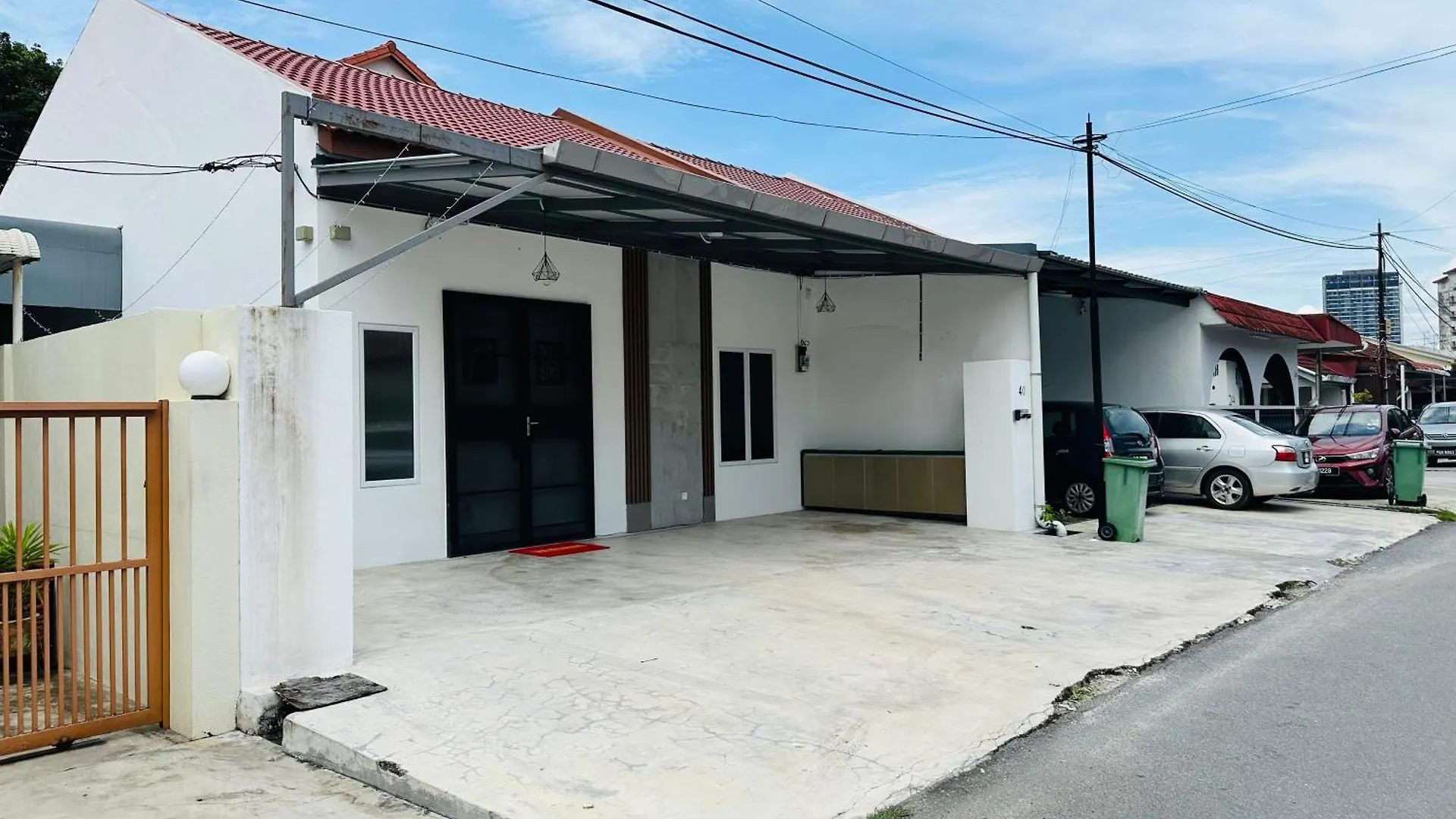 New! 10Pax Special 1,5 Storey Semi-D In Georgetown 70 Inch Smart Tv