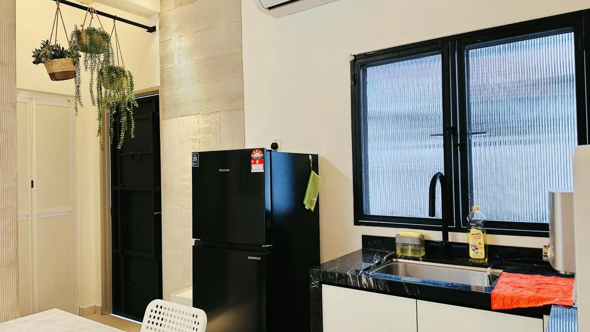 New! 10Pax Special 1,5 Storey Semi-D In Georgetown 70 Inch Smart Tv