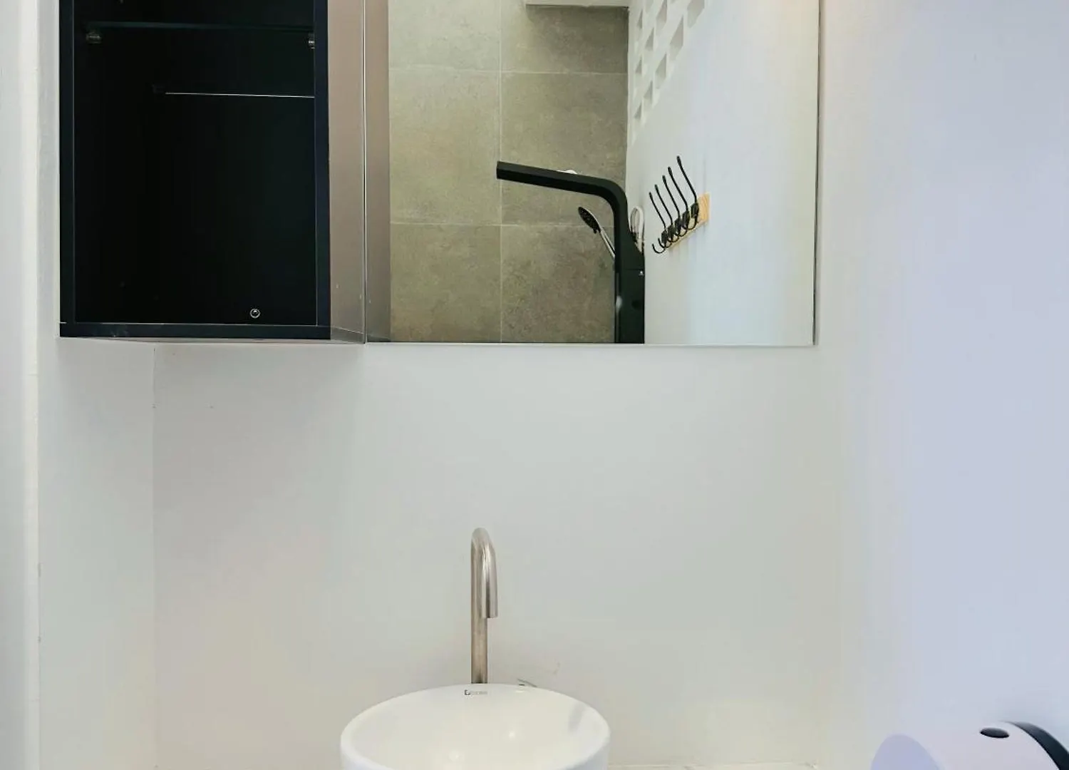 New! 10Pax Special 1,5 Storey Semi-D In Georgetown 70 Inch Smart Tv George Town