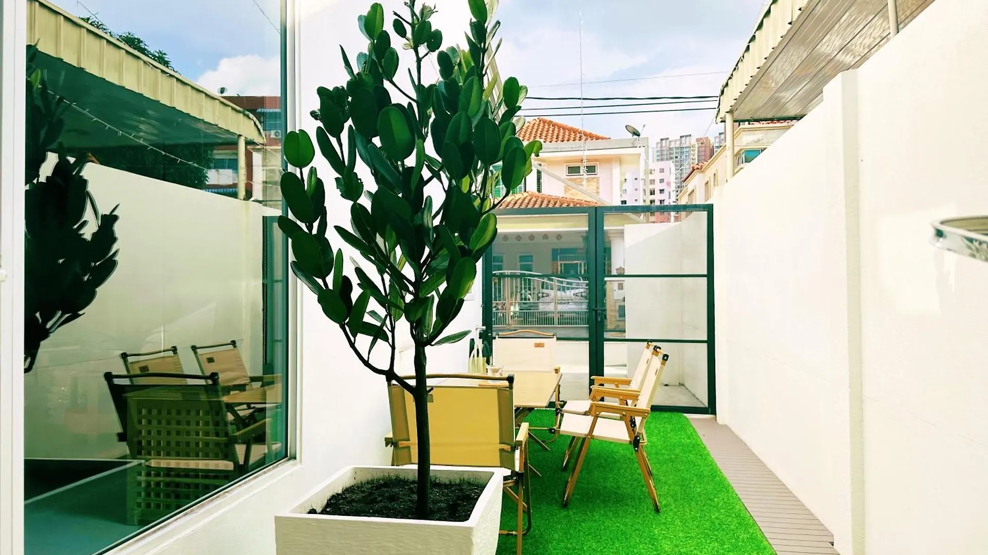 Holiday home New! 10Pax Special 1,5 Storey Semi-D In Georgetown 70 Inch Smart Tv