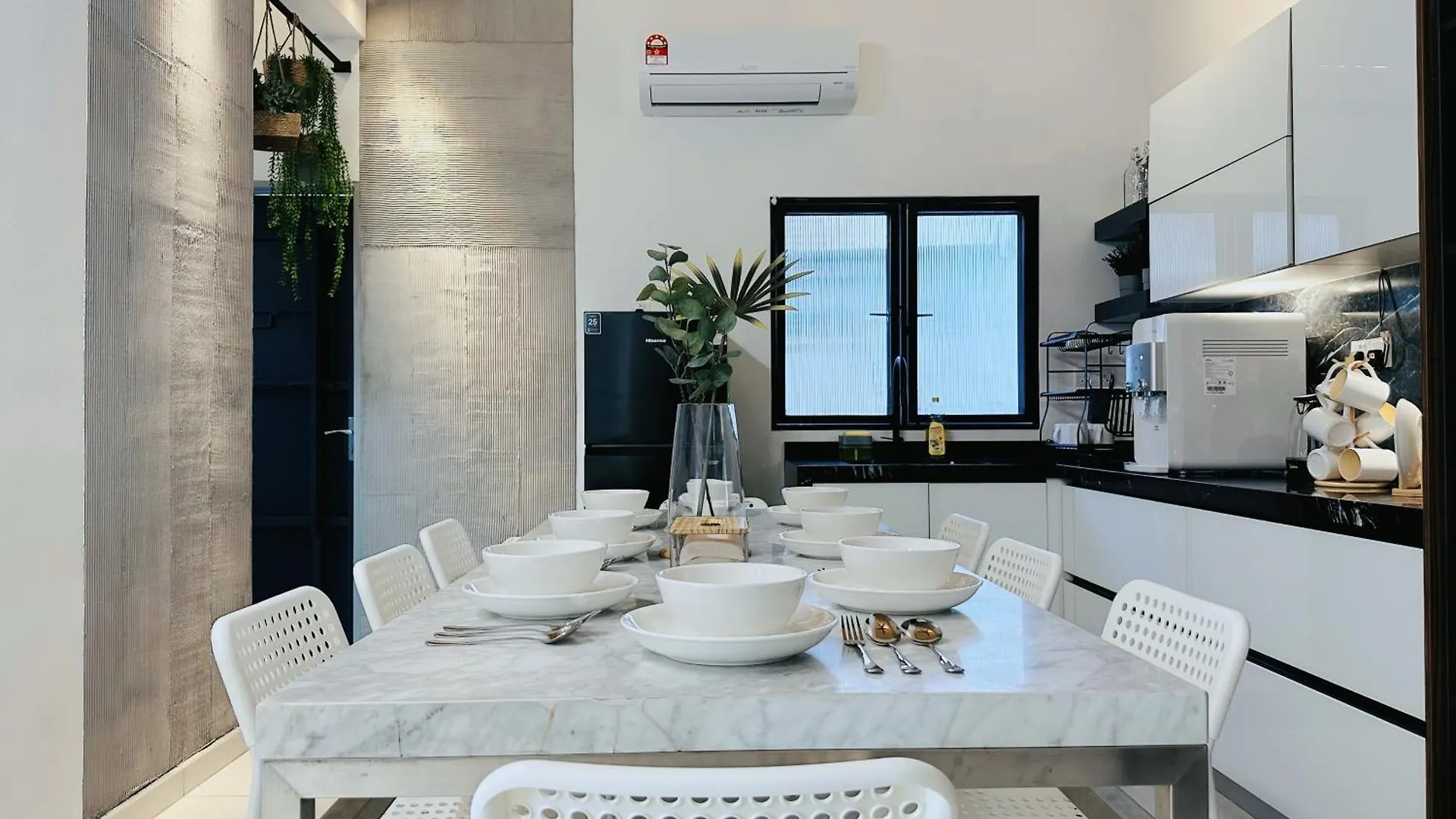 New! 10Pax Special 1,5 Storey Semi-D In Georgetown 70 Inch Smart Tv Holiday home George Town