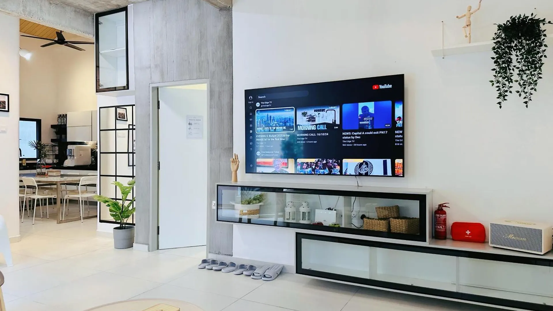 New! 10Pax Special 1,5 Storey Semi-D In Georgetown 70 Inch Smart Tv