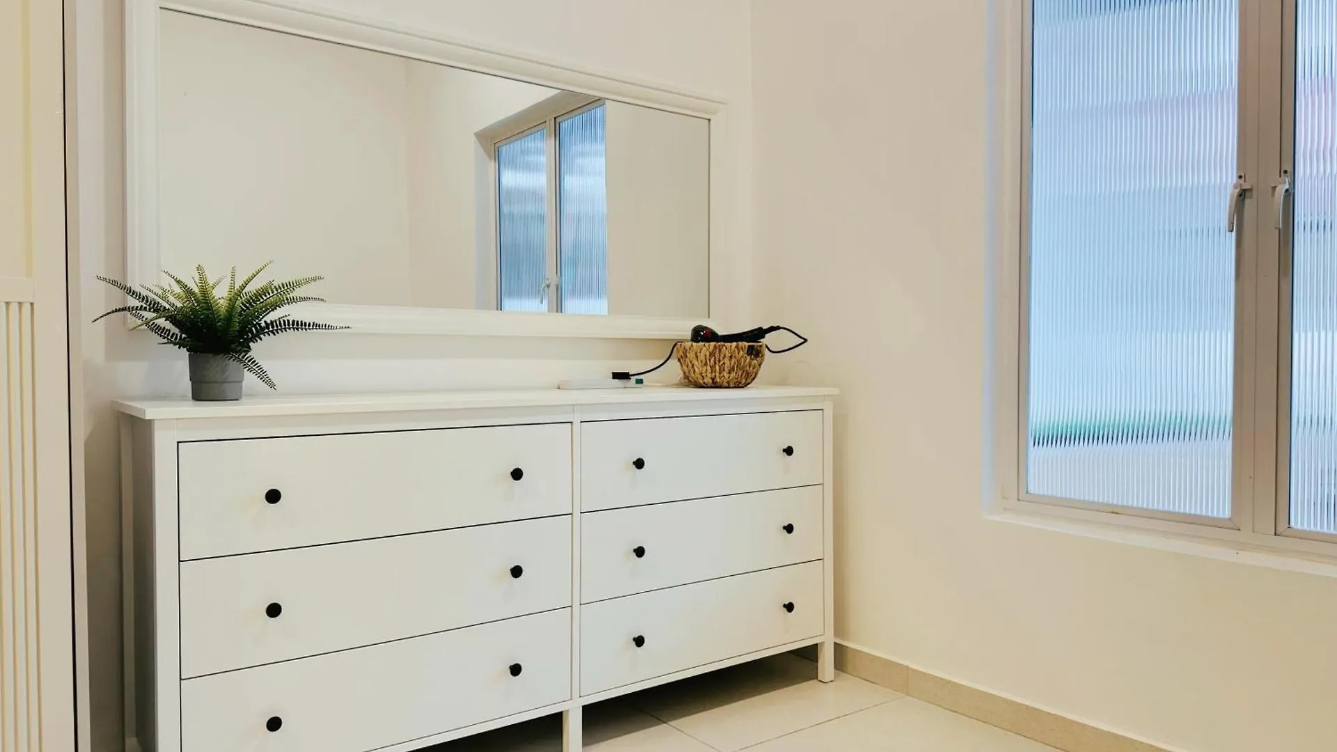 New! 10Pax Special 1,5 Storey Semi-D In Georgetown 70 Inch Smart Tv Holiday home George Town