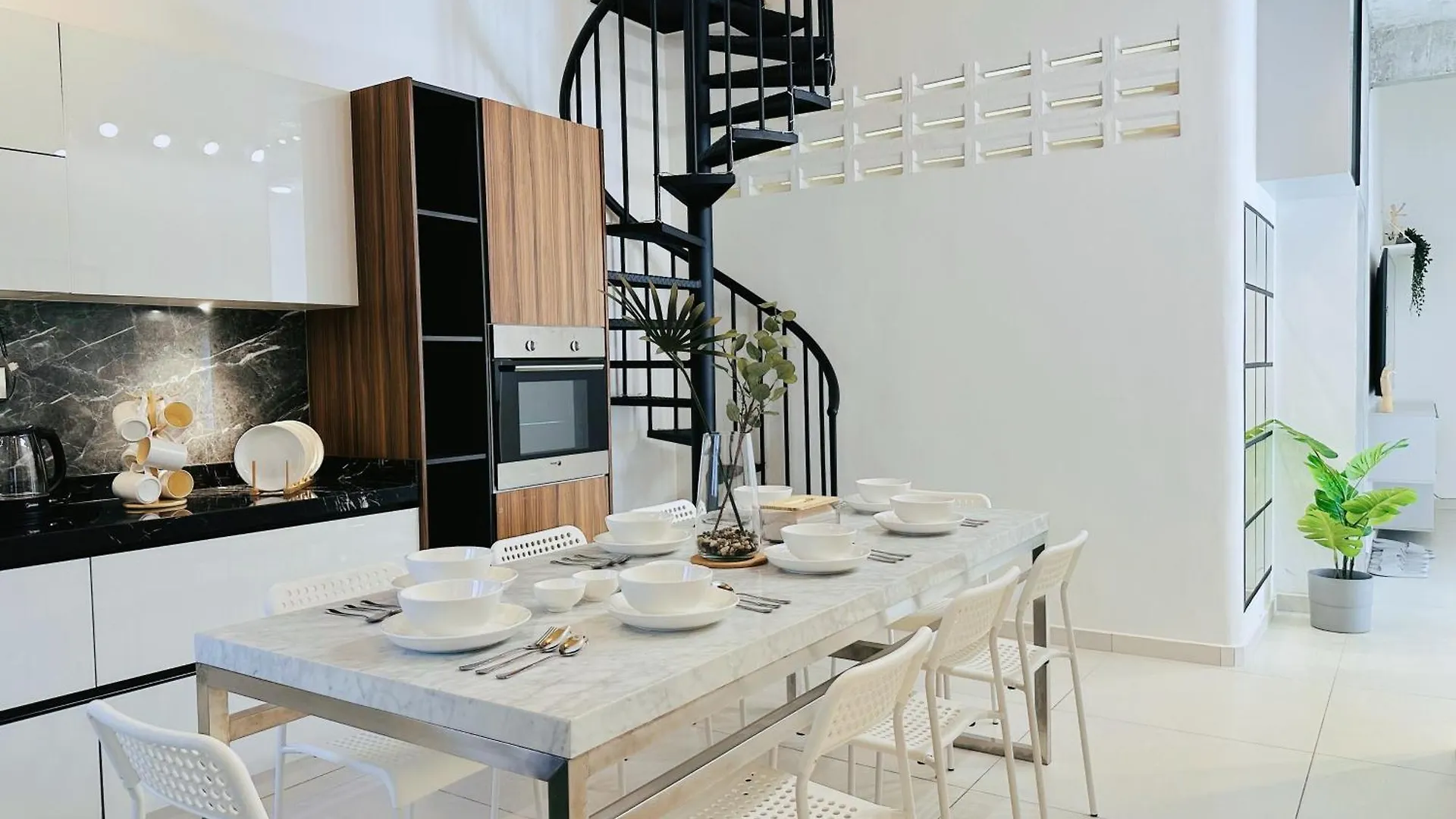 Holiday home New! 10Pax Special 1,5 Storey Semi-D In Georgetown 70 Inch Smart Tv